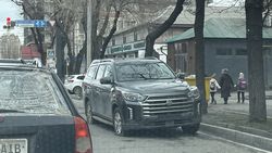 На Фрунзе—Советская долгое время припаркована машина без номеров. Фото горожанина