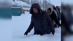 Как учитель с учениками добирались до олимпиады после снегопада в Таласе. Видео