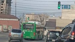 Автобус повернул направо с полосы, разрешающей движение только налево и прямо