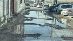 Житель жалуется на состояние дорогу на Пушкина—Бейшеналиева после дождя