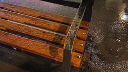 Горожанка спрашивает, почему промокают скамейки остановок во время дождя