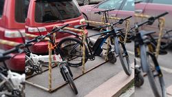 Водители продолжают парковаться на велопарковке возле мэрии, - житель