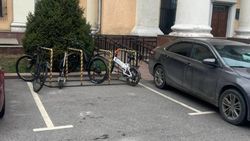 Мэрия про парковку машин на велопарковке: Машины убраны, контроль усилен
