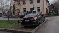 На улице Армейской машина припаркована на газоне