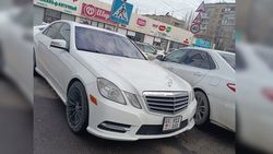 На Армейской—Мамбетова машина припаркована на тротуаре