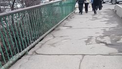 Горожанин жалуется на состояние моста на Кольбаева—Калинина