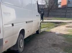 Автобус припаркован на зеленой зоне над арыком