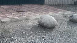 На ул.Серафимовича на проезжей части установили камни. Фото