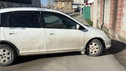 «Хонда» перекрывает тротуар. Фото