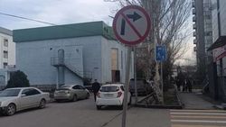 Возле Свердловского акимиата накренился дорожный знак. Ответ мэрии