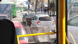 На« шлагбауме» припаркованные машины закрывают одну полосу. Фото