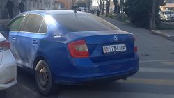 «Шкоду» припарковали, заехав на тротуар. Фото