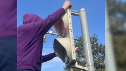 Накренившийся светофор на Токомбаева—Сухэ-Батора выровнен и подключен, - мэрия