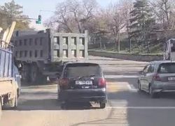 На Л.Толстого—Садыгалиева машины поворачивают со средней полосы