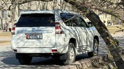 На аллее возле Филармонии машина припаркована в неположенном месте