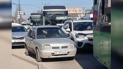 Возле Аламединского рынка машина припаркована у остановки