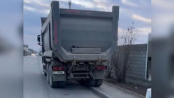 В новостройке «Кырман» фуры припаркованы на проезжей части, закрыв часть тротуара. Видео жителя 