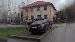 Водитель машины, припаркованной на газоне на улице Армейской, оштрафован