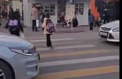 Пешеходный переход возле школы №66 небезопасный, - житель