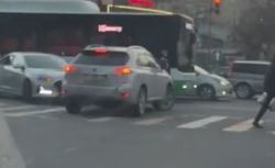 «Лексус» выехал на встречку на Абдрахманова—Боконбаева и встал на пешеходном переходе