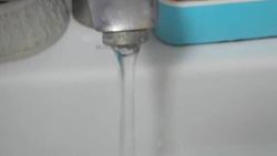В доме №2 в 7 микрорайоне слабый напор воды из-под крана, - житель