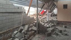 В Кок-Жаре конструкция стройки упала на жилой дом, снесла забор и повредила газовую трубу