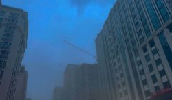 Сильный ветер в Бишкеке, летающий строительный мусор, пыль