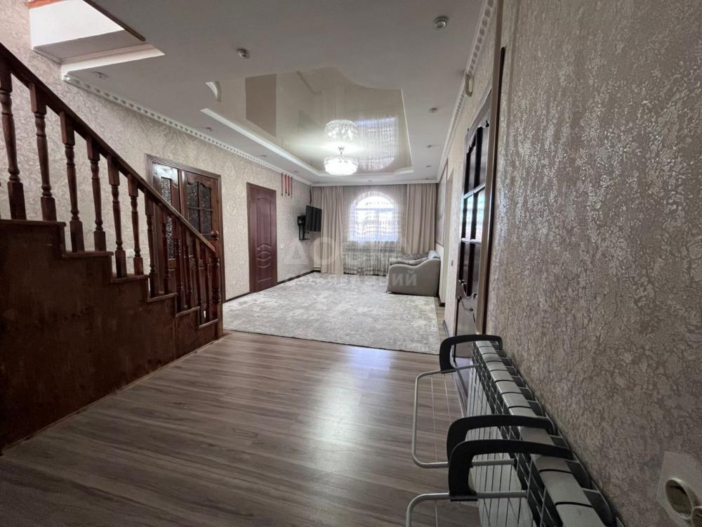 Продаю дом 6-ком. 172кв. м., этаж-2, 4-сот., стена кирпич, с. Селекционное.