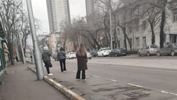 Горожанин пожаловался на отсутствие крыши остановки, которая находится позади здания столичной мэрии Горожанин пожаловался на отсутствие крыши остановки, которая находится позади здания столичной мэрии