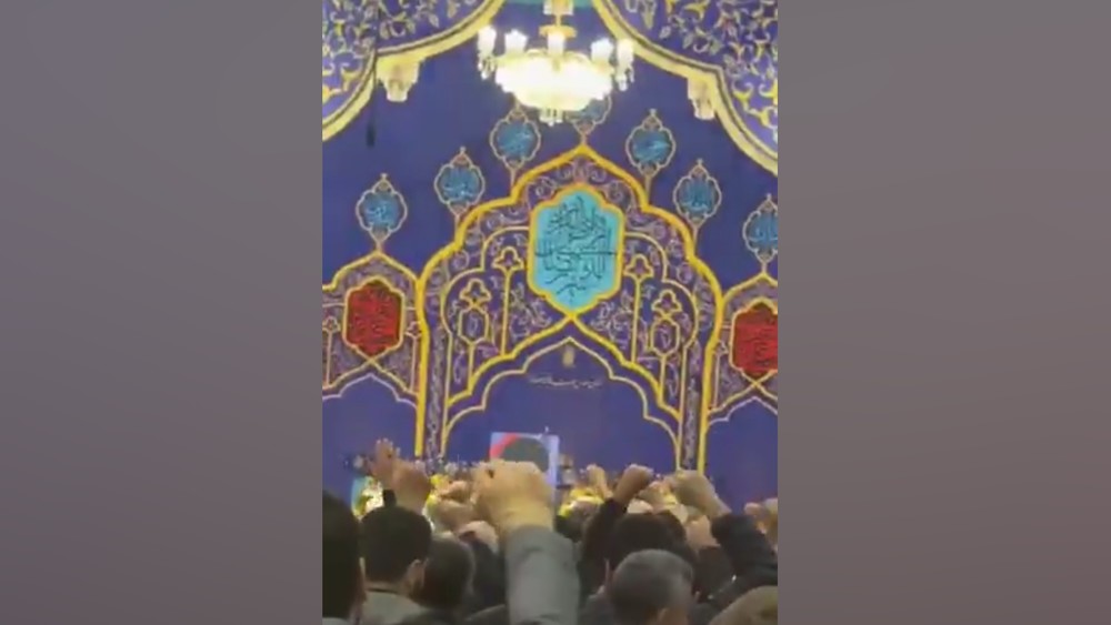 У мавзолея Хазрат Масуме иранцы скандируют «Смерть Америке!» и «Смерть Израилю!».