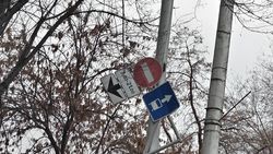 На улице Ахунбаева наклонился дорожный знак На улице Ахунбаева наклонился дорожный знак