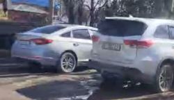 В жилмассиве Келечек водители паркуют свои машины под высоковольтной линией. Жители просят оградить территорию В жилмассиве Келечек водители паркуют свои машины под высоковольтной линией. Жители просят оградить территорию