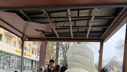 На остановке по проспекту Айтматова сломана часть потолка На остановке по проспекту Айтматова сломана часть потолка