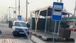 В городе Кемин машина стоит на автобусной остановке и мешает автобусам В городе Кемин машина стоит на автобусной остановке и мешает автобусам