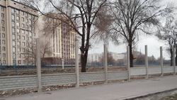 На Льва Толстого начали устанавливать забор. Что там будет? Фото горожанина