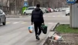 Парень выбросил пакеты с мусором в неположенном месте. Видео горожанки Парень выбросил пакеты с мусором в неположенном месте. Видео горожанки