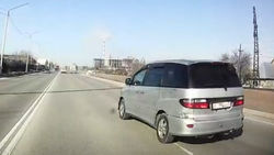 «Учитель» на «Тойоте» несколько раз создал аварийную ситуацию на дороге. Видео «Учитель» на «Тойоте» несколько раз создал аварийную ситуацию на дороге. Видео