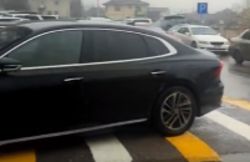 Машина припаркована на пешеходном переходе возле школы №95 Машина припаркована на пешеходном переходе возле школы №95