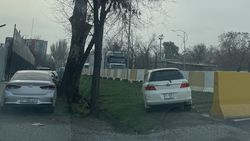 Парковка машин на зелёной зоне на улице Фучика Парковка машин на зелёной зоне на улице Фучика