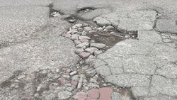 Житель жалуется на состояние тротуара на перекрестке Раззакова—Чокморова