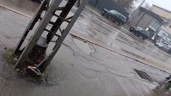 На остановке Абдрахманова—Мичурина ямы и лужи