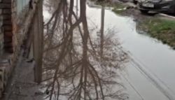 «Надо с собой лодку и купальник носить?» — горожанка об огромной луже на тротуаре