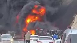 На трассе Бишкек—Ош взорвался бензовоз. Видео с места аварии