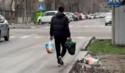 Родителей парня, выкинувшего мусор в неположенном месте, оштрафовали на 5500 сомов