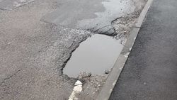 На Армейская—Мамбетова есть яма на дороге