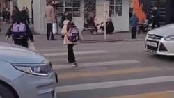 Житель опасался, что пешеходный переход возле школы №66 небезопасный. Ответ мэрии