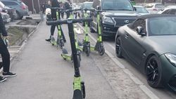 Горожанин жаловался на припаркованных самокатов на тротуаре. Ответ мэрии