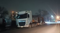 На Фрунзе—Кольбаева большегрузная машина стоит на проезжей части