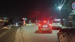 На рынке «Мадина» машины припаркованы в неположенных местах