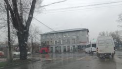 На Жибек Жолу—Суюмбаева лужи на дороге